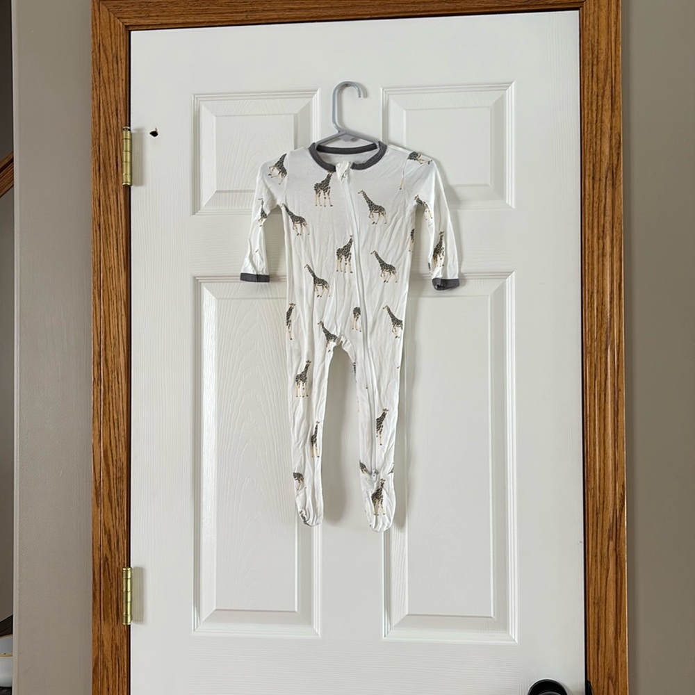 Kyte baby footed zipper onesie. 6-12 months. Giraffe print. No stains or holes